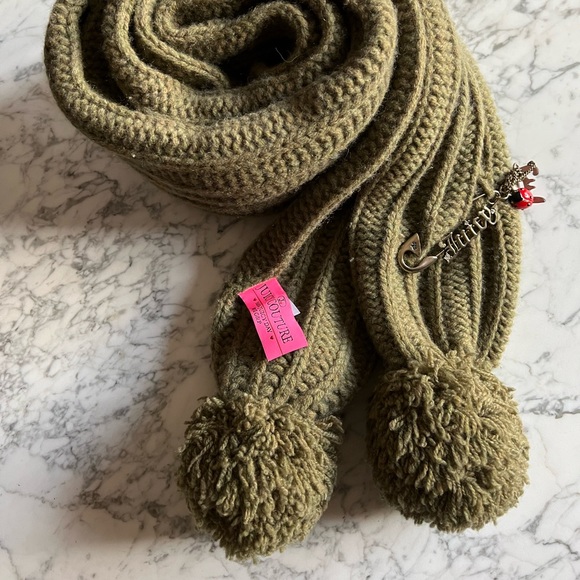 Juicy Couture Scarf with charm 🧶 60% Wool 40% Cashmere - Picture 6 of 7